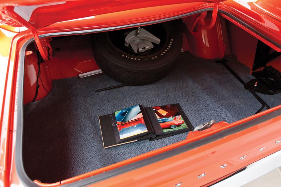 Багажник Plymouth Road Runner Superbird 1970 года  (фото 7 из 107)